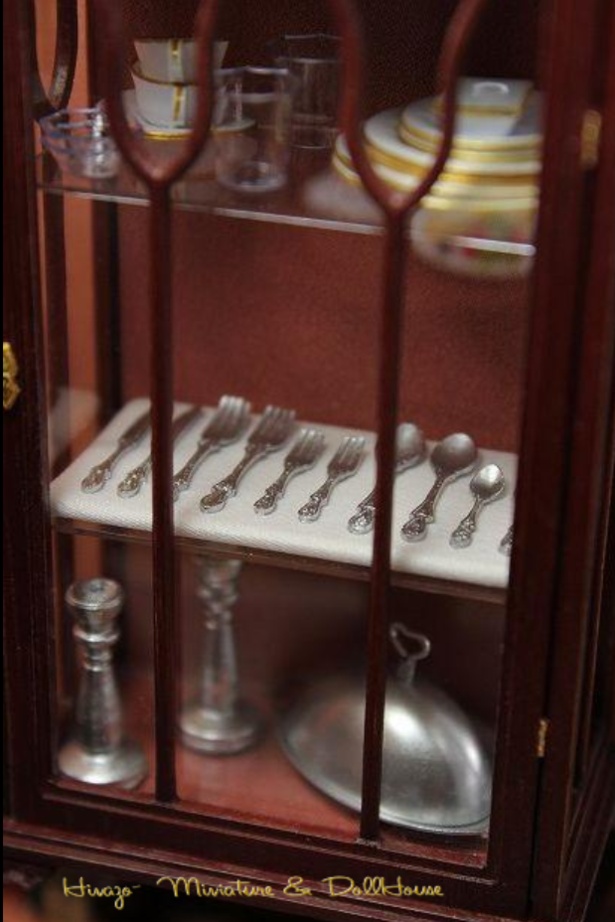 棚の中の食器の柄まで一切の妥協がない