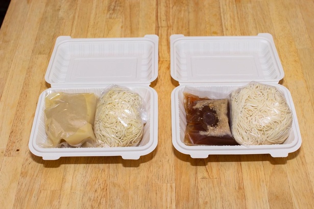 テイクアウトの「濃厚鯛塩ラーメン」(左)と「鯖背脂醤油ラーメン」(右)各700円(税込)/福島壱麺