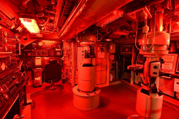 艦長室に入る体験は超貴重！潜水艦は潜航すると昼夜の区別がつかなくなるため、夜間は画像のように赤灯となるそう