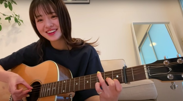 横田真悠 Youtube公式チャンネル開設 初披露のギター姿に 可愛い の