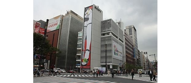 銀座の数寄屋橋交差点という、一等地にあるソニービルの壁面に、こんなに大きく作品が展示される。11/19(木)までは写真の宮島亜希さんの作品
