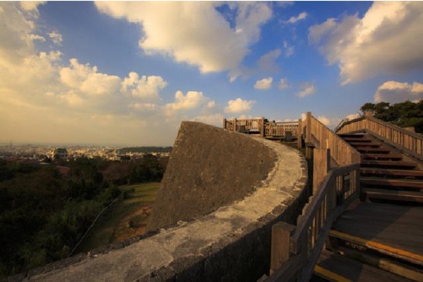 「首里城復興モデルコース」西(いり)のアザナから見た眺め