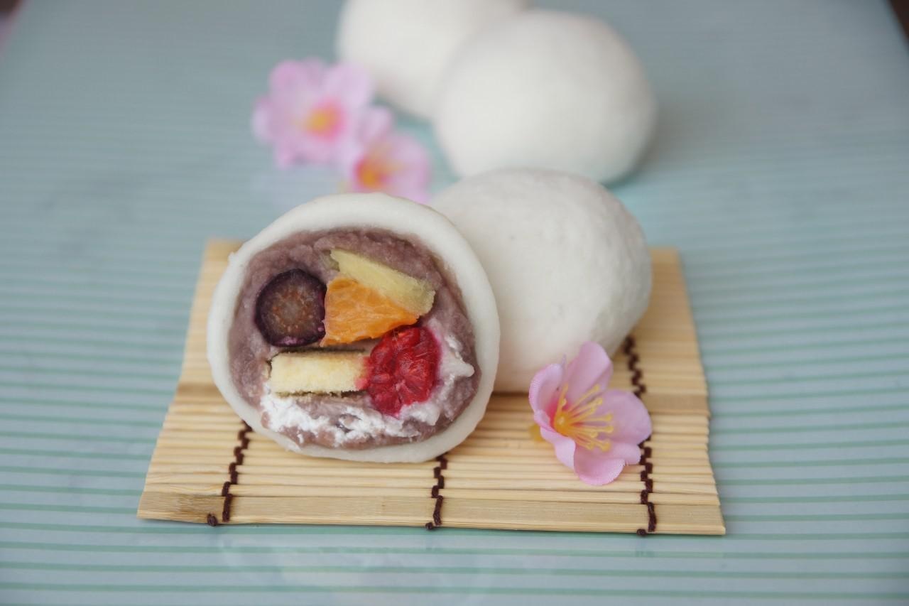 たくさんのフルーツとあんこが詰まった「大粒パフェ大福」(450円)