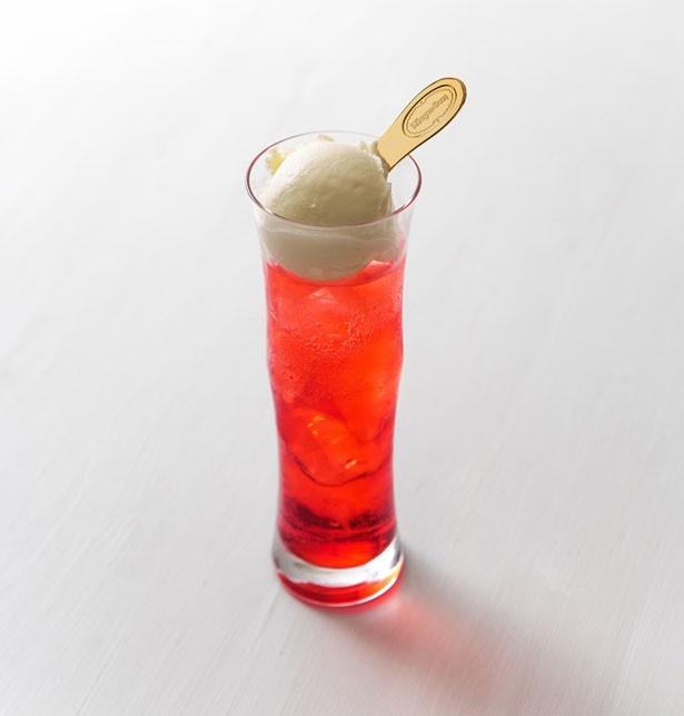 ハーゲンダッツ バニラアイスクリームをトッピングした「マリオットクリームソーダ」(税抜1500円)はノンアルコール