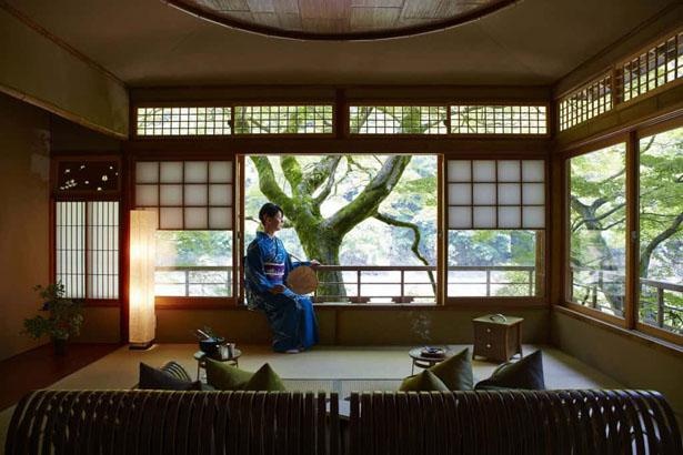 全室リバービューの客室では、窓を開けると嵐山の景色が/星のや京都