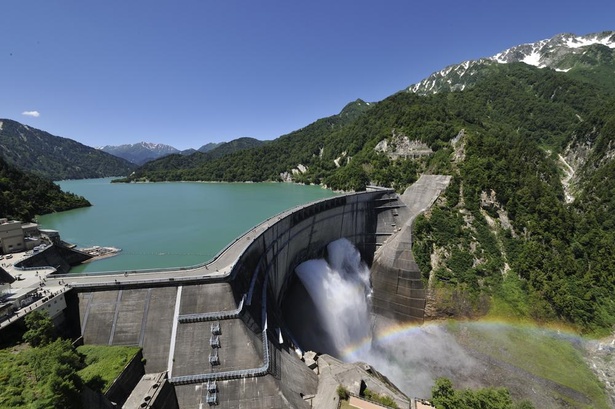 壮大な歴史と景観を誇るアーチ式の黒部ダム