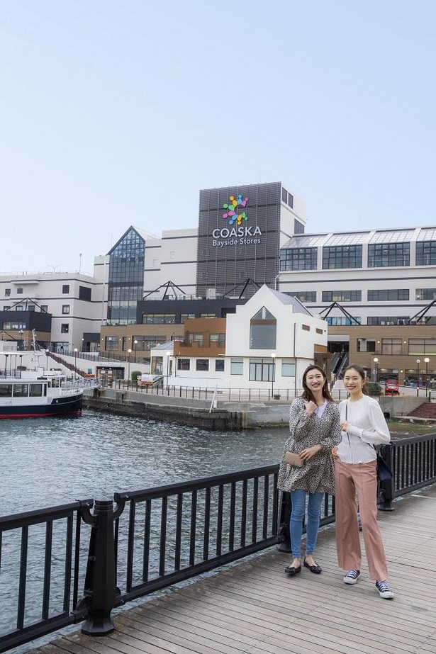 その名のとおり、海に面して建つCOASKA Bayside Stores