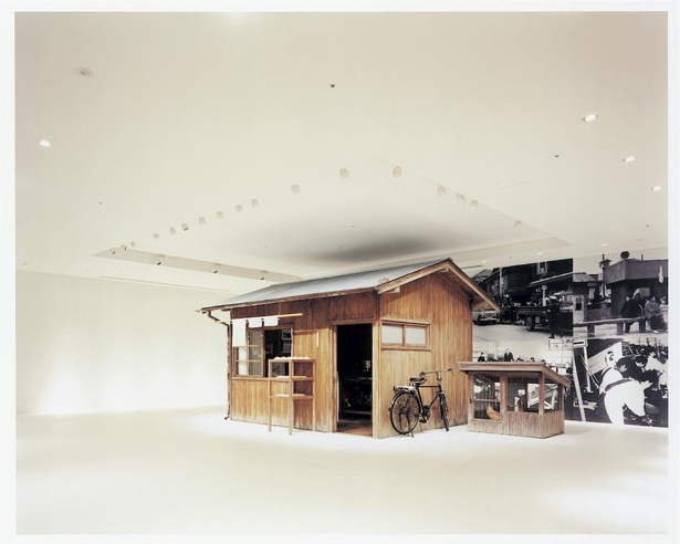 世界初のインスタントラーメン「チキンラーメン」が誕生した研究小屋を再現した展示も