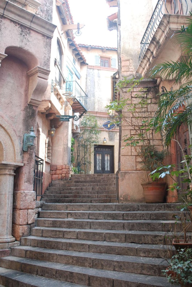 階段エリアの「ヴィエッタ カプリ」はイタリアの路地をイメージ