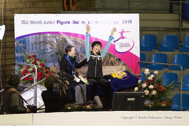 キスアンドクライで点数を確認し、喜ぶ羽生結弦
