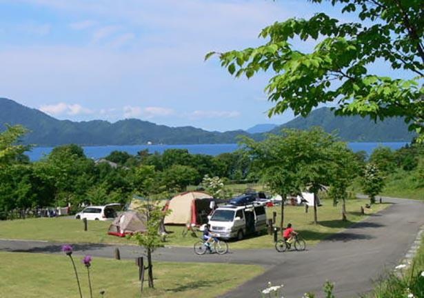 テントサイトは山側で眺めが良いいぬわしサイトと田沢湖畔に近いくにますサイトがある