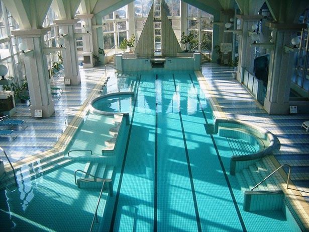 6メートル×24メートルの室内プールや全長47メートルの室内スライダーがある