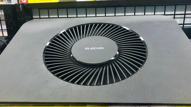大口径のファン搭載で、最大約10度の冷却が可能な「ELECOM」の製品