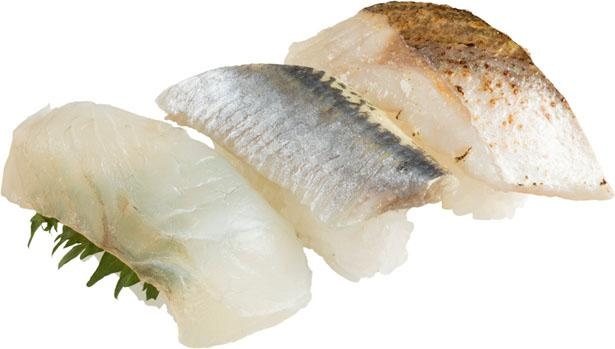 「天然魚3貫盛り」(150円・税抜)。左からひらめ・塩〆いわし・かますの炙り/スシロー