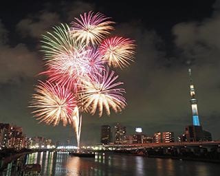 花火で日本の人々に笑顔を。160以上の花火業者が全国で花火を一斉打ち上げ