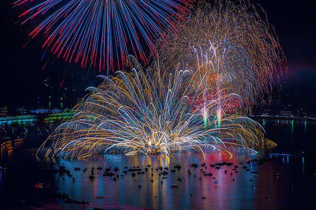 水中花火と水上花火の違いとは それぞれの代表的な花火大会も紹介 ウォーカープラス