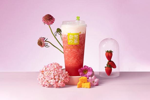 香り高いジャスミングリーンティーにフレッシュな苺をブレンドしたいちごチーズティー850円(税別)/奈雪の茶