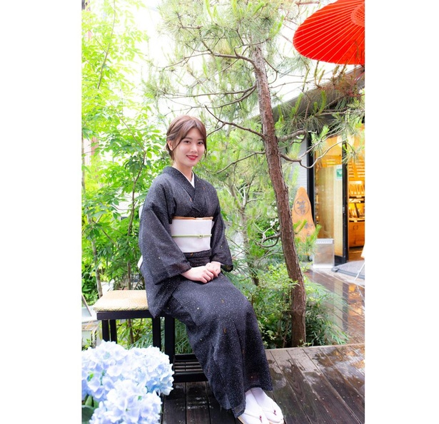 初回は、鎌倉で雨が降りしきる中での撮影だった。天の川柄の夏の着物がお気に入り。誌面未公開ショット