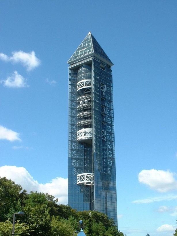 名古屋市制100周年を記念して、1989年に建てられた「東山スカイタワー」