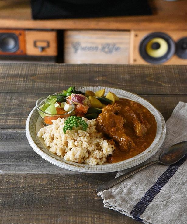 スパイスやカレーについて勉強するうちに、作りたくてたまらなくなったのだそう。「ジンジャーチキンカレープレート」