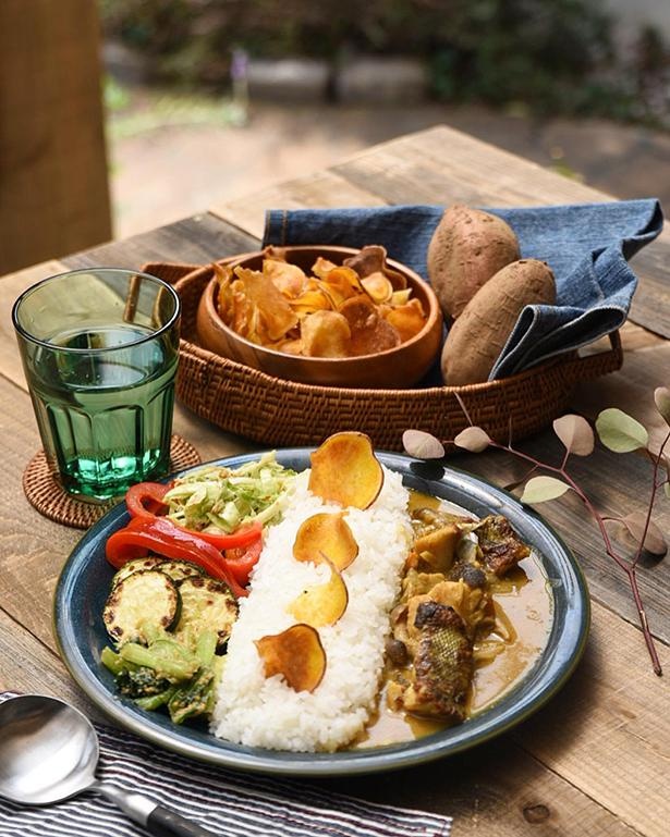「白身魚のココナッツカレープレート」と「安納芋チップス」