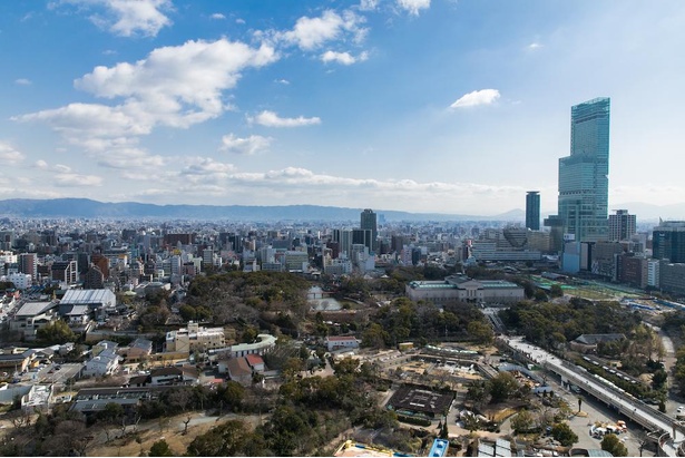 天気が良く晴れた日は通天閣から遠くの山並みまで一望できる。右にある大きな建物は「あべのハルカス」。日本で最も高い300メートルの高層ビル※2020年現在