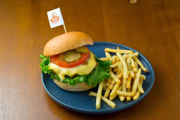 ランチセットのチーズバーガー(1300円)は食べ応え満点/GOLDEN RIVER