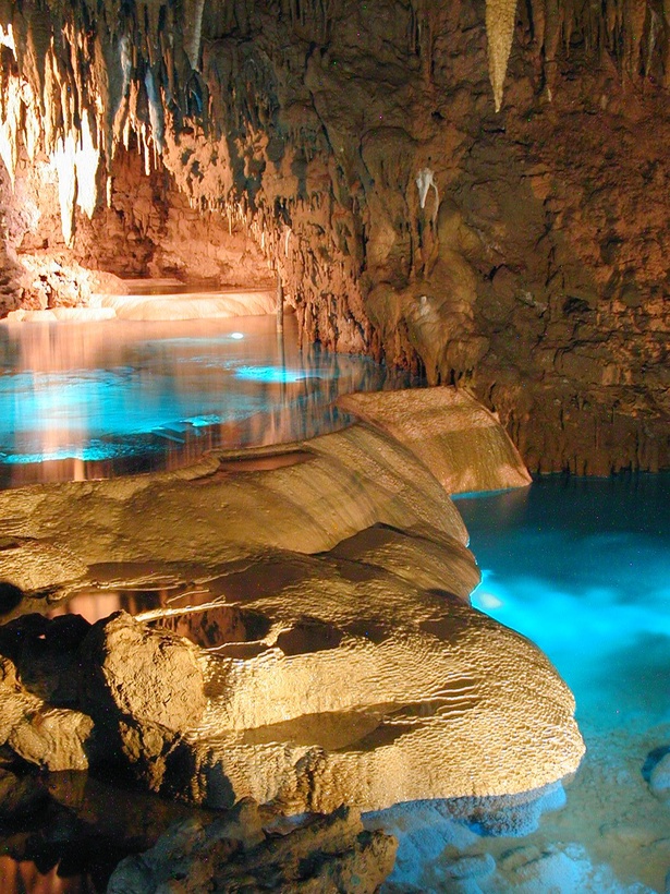 玉泉洞の内部はライトアップされ神秘的な光景