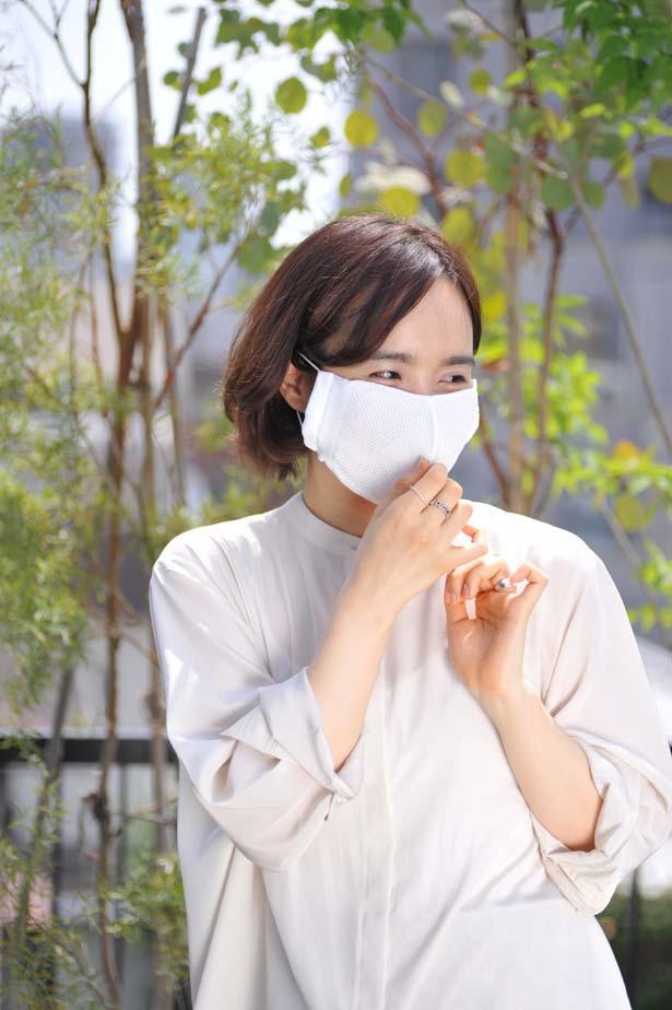 マスクはメッシュ状の織り方で、 肌当たりの良さと通気性を両立