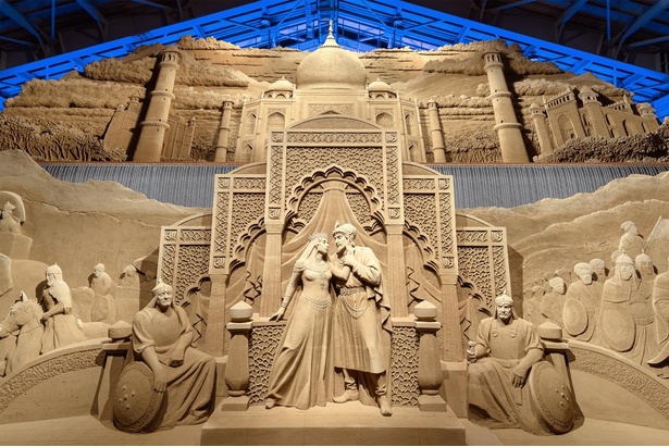 「砂の美術館」では迫力ある砂像が展示されている。材料は砂と水のみ(画像は2019年第12期のもの)