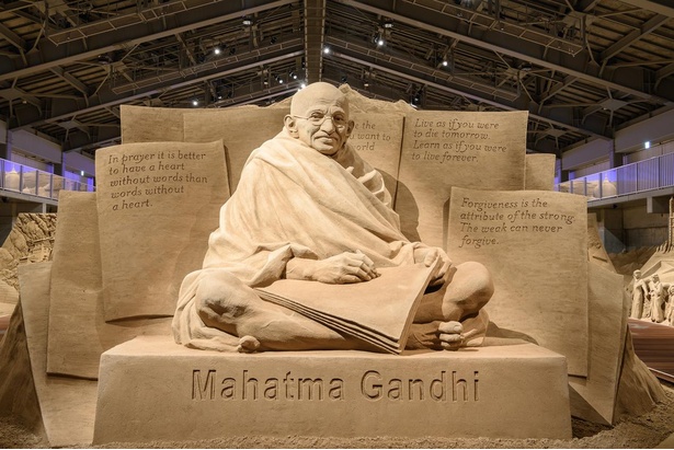 【写真】2019年第12期の展示作品「独立の父 マハトマ・ガンジー」