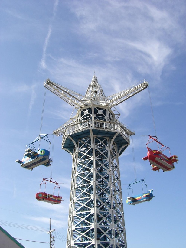 開園当時からある生駒山上遊園地のシンボルで、現存する日本最古の大型遊具である「飛行塔」。1回税込500円