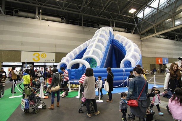 子どもに大人気の巨大な風船のアトラクションも会場に登場！