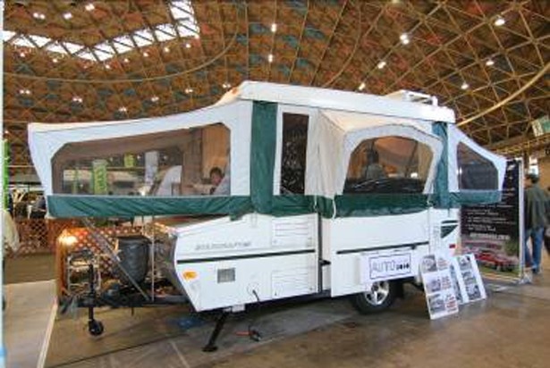 【写真を見る】キャンピングカーは見るだけでなく、実際に中に入って機能を体験することもできる