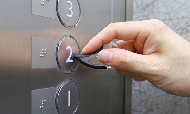 接触部分は弾力ある素材を使用。ボタンを傷つけることなく押せる