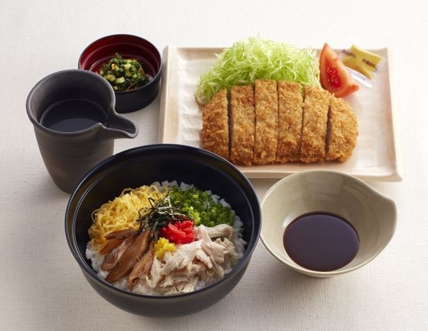 がっつり食べたい人にはセットメニューがおすすめ！※写真はロースかつが付いた「鶏飯丼セット」(800円)
