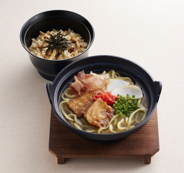 鶏の炊き込みご飯が付いた「沖縄風そばセット」(746円)もボリューム満点！