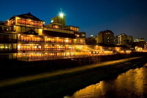 京都の鴨川沿いに3密回避の絶景テラスが特別オープン 夏の夜をバーで楽しむ ウォーカープラス