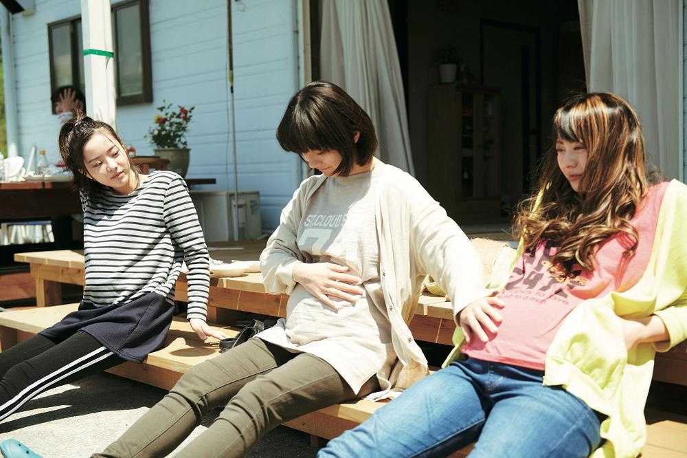 大事そうにお腹に手を当てるひかりの姿も切り取られている