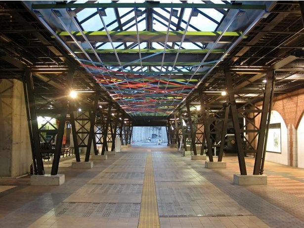 鉄道博物館(大成)駅の改札を抜けると、鉄道博物館へと続くプロムナードが目の前に