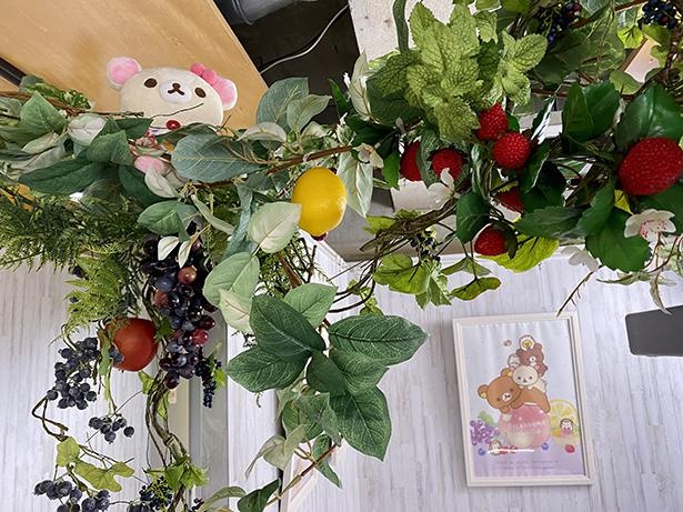 コリラックマはレモンのなる木のそばに
