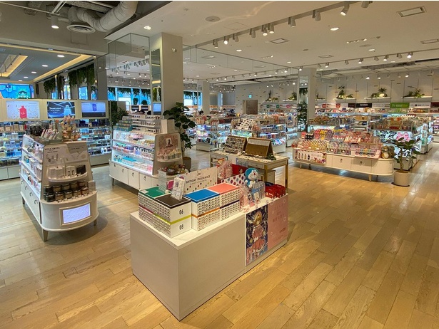 「ラオックス道頓堀店」2階は化粧品・美容家電などを販売
