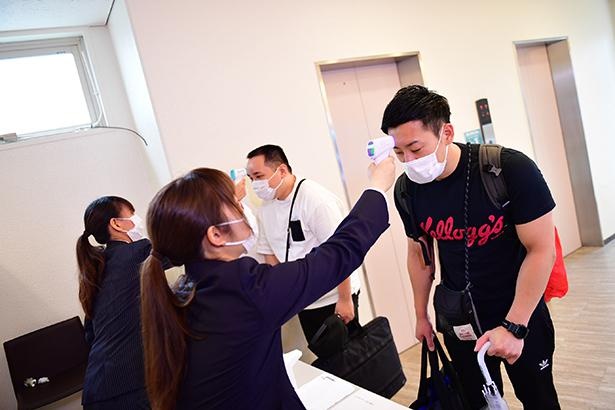 【写真】検温を行ってから劇場入りするミルクボーイ
