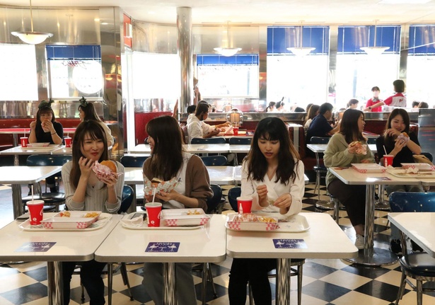 店内は同方向の座席を利用することで感染を予防