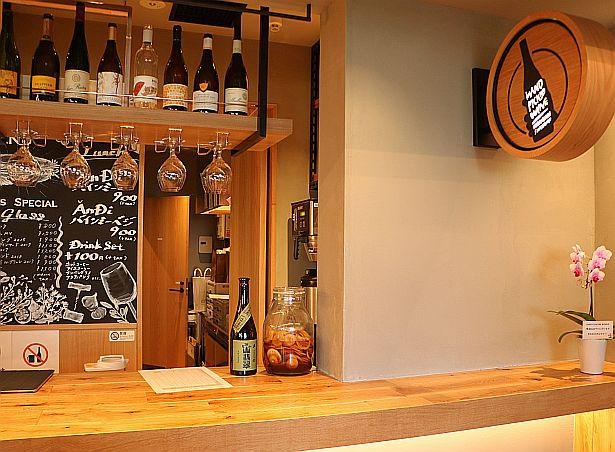 「虎ノ門横丁セラー(HAND PICKING WINE)」のワインは横丁内の各店舗に持ち込むことができる