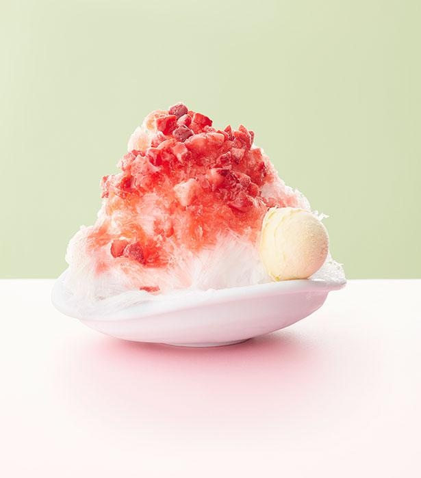 福岡を代表するいちご、あまおうの果汁入りの「苺のふわふわかき氷」