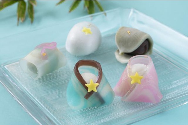 写真奥右から時計回りに、「笹の葉」「織姫」「彦星」「天の川」(各税込250円)、「天の川饅頭」(税込170円)。7月7日(火)まで販売 