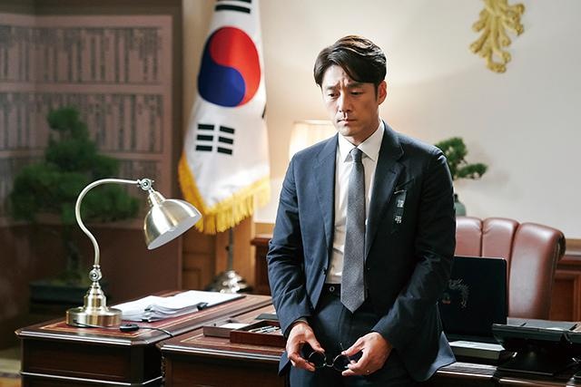 主演は韓国版『結婚できない男』に主演したチ・ジニ