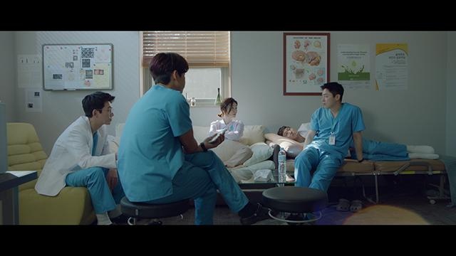 親友同士の医師5人が、病院での業務と趣味のバンド活動に励む『賢い医師生活』