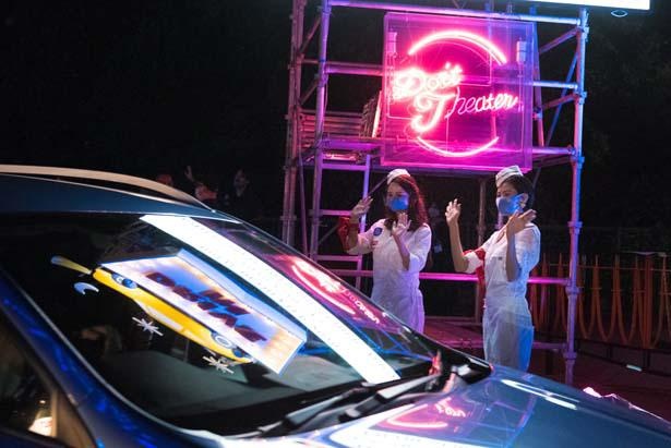 コンセガールからボックスコンセが手渡される